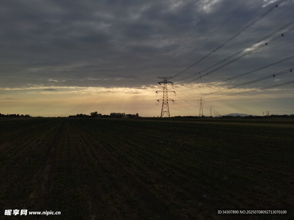 田野暮色中的输电塔