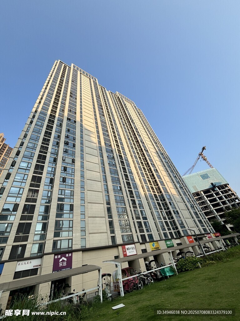 现代高层商务大楼外观