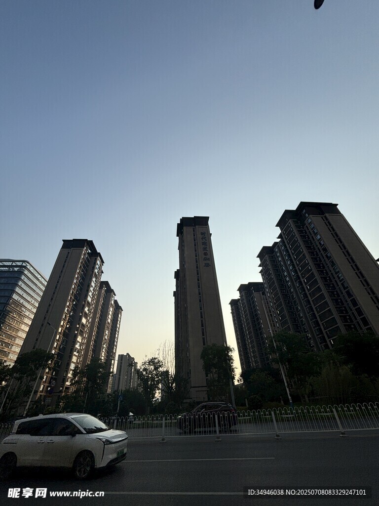 城市街道旁的高楼与车辆