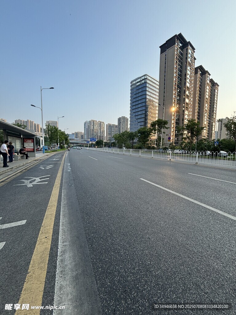 城市宽阔道路与高楼景观