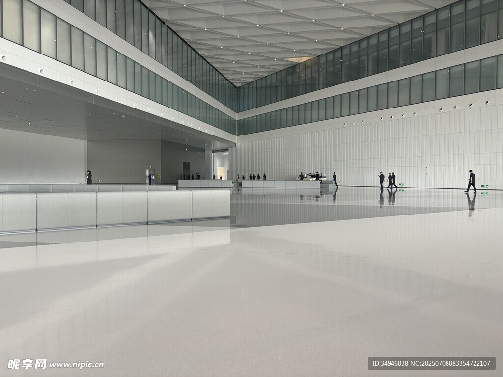 现代宽敞的室内公共空间