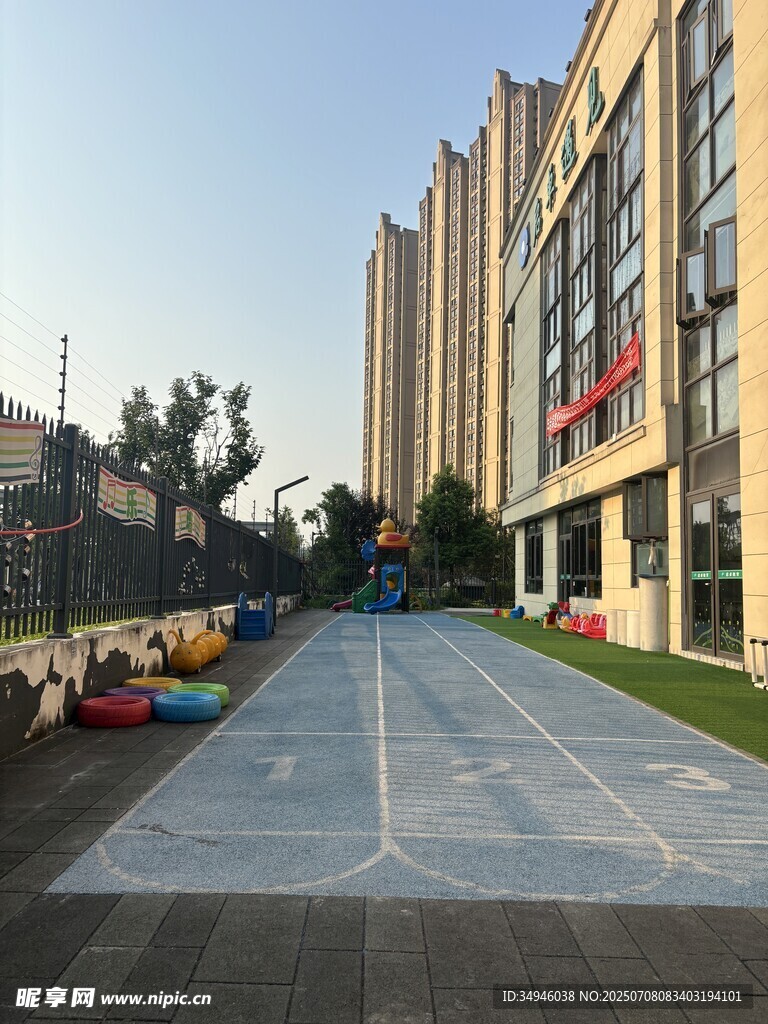 宽阔校园道路旁高楼林立