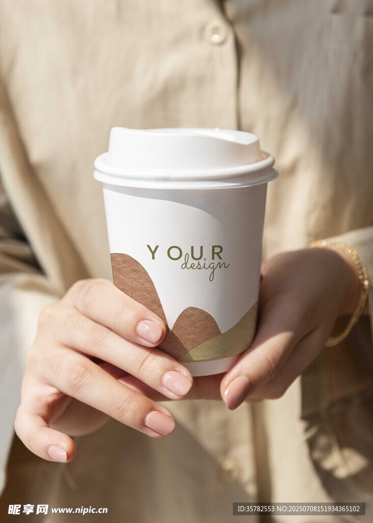 手持咖啡杯样机