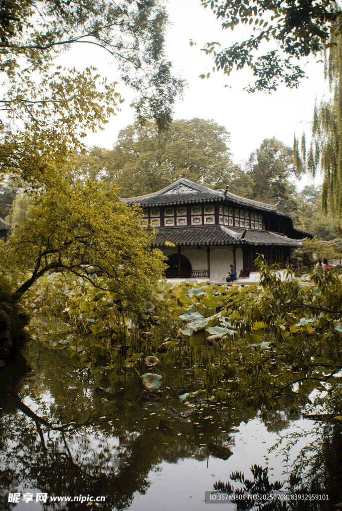 湖畔古建掩映于葱郁林木间