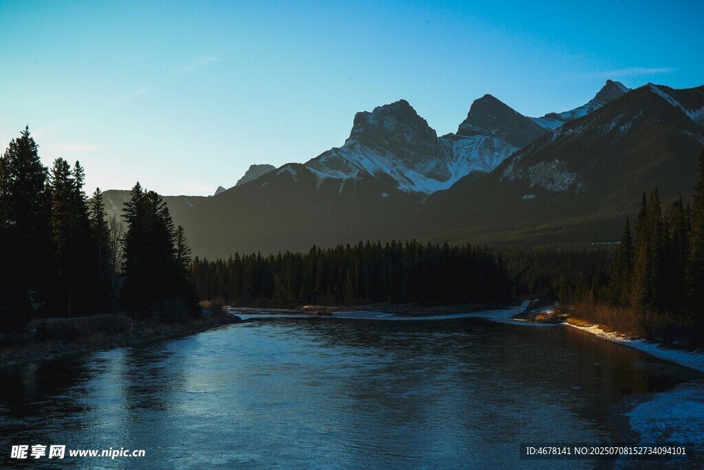 湖畔山林间的壮丽山景