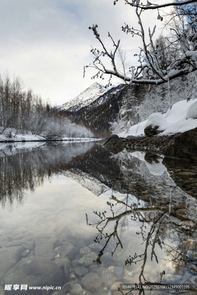 冬日静谧湖面雪景倒影
