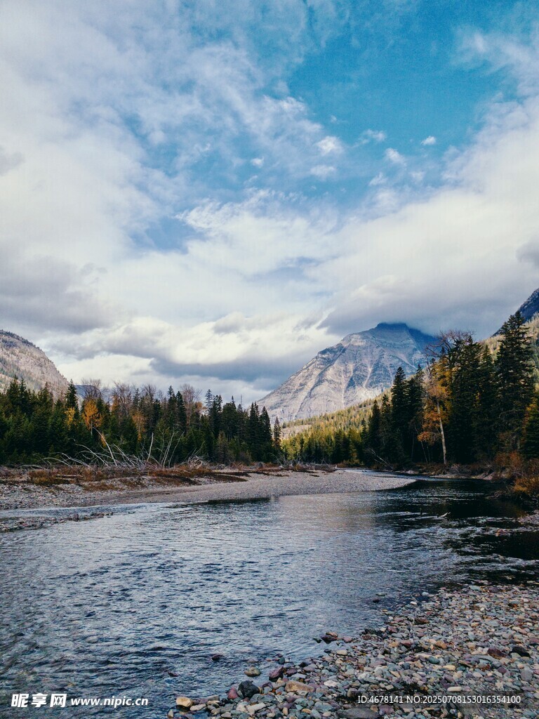 河畔山林美景
