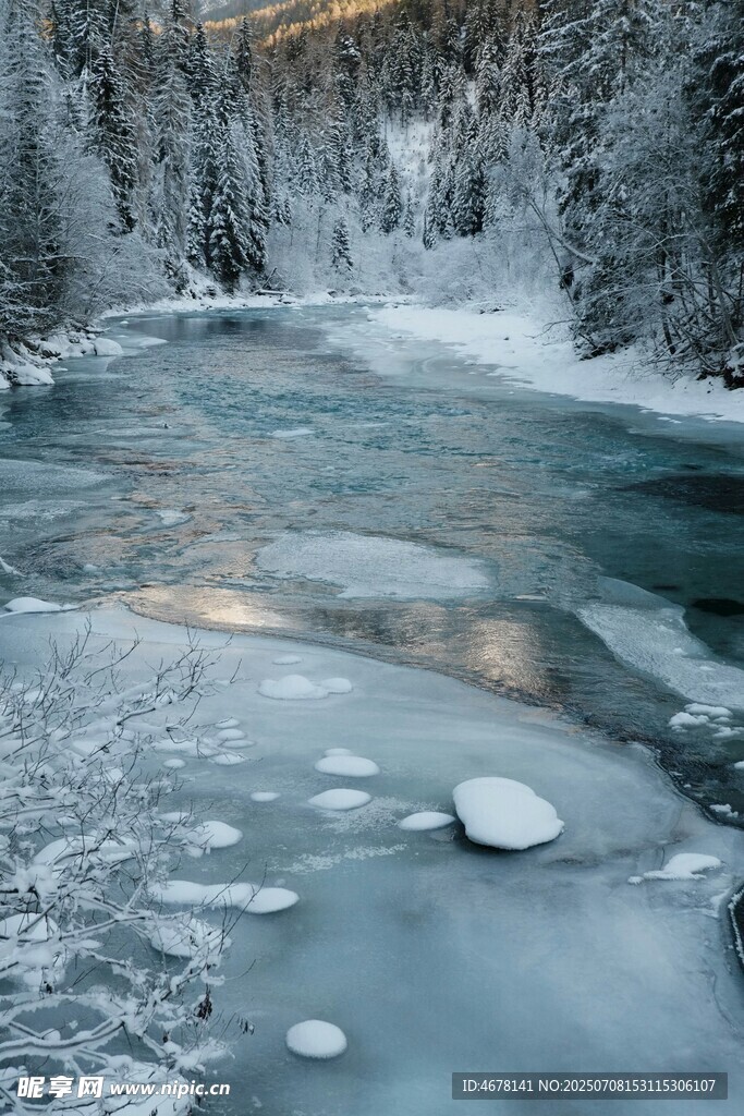 冬日冰封河流雪景图