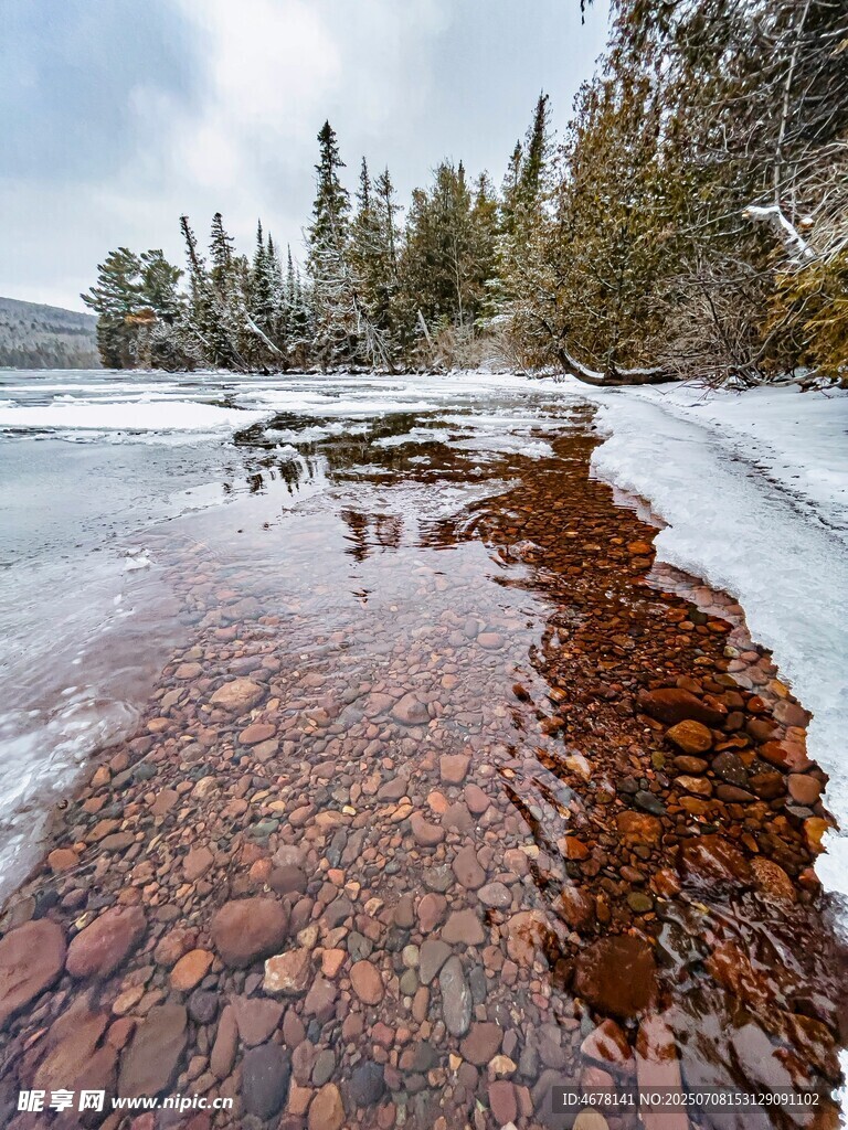 冬日湖畔石滩覆雪美景