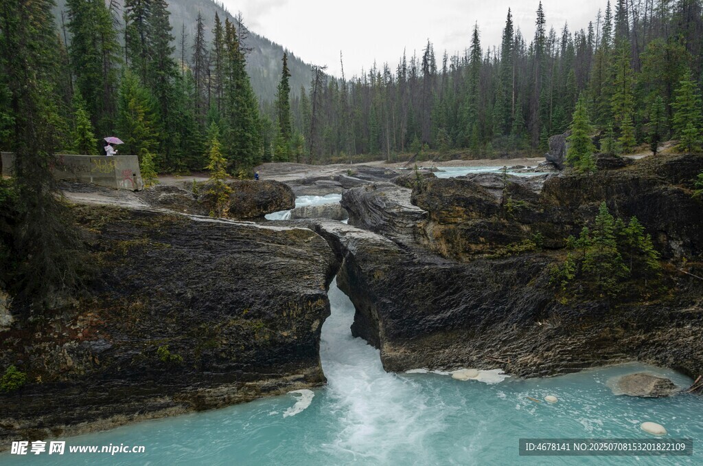 山间蓝水瀑布自然美景