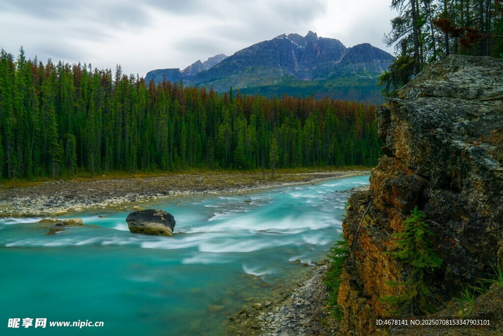 山间蓝河与葱郁森林美景
