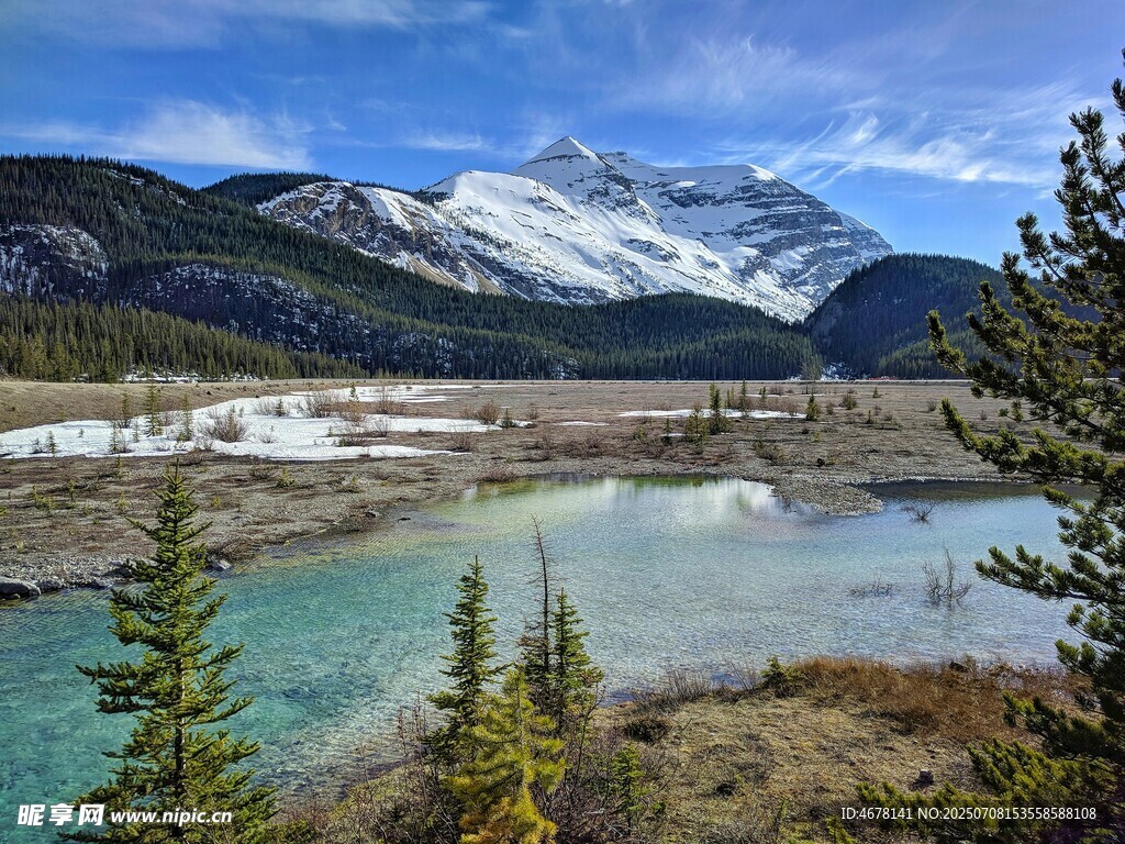 雪山下的清澈湖泊美景