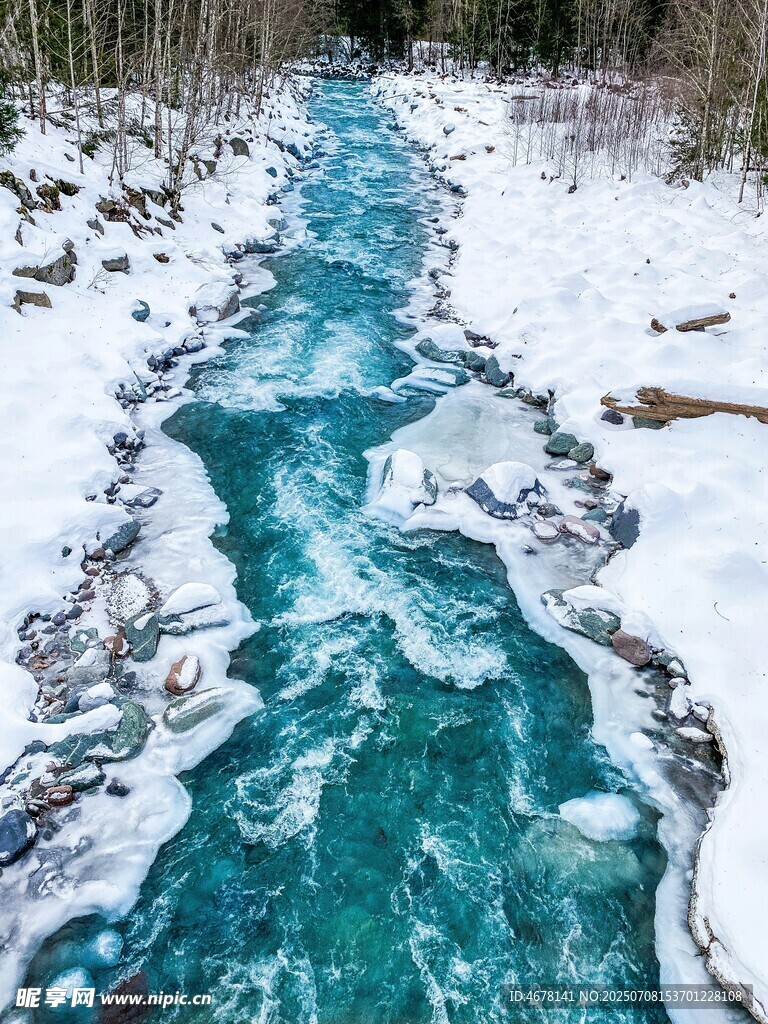 冬日蓝冰溪流美景