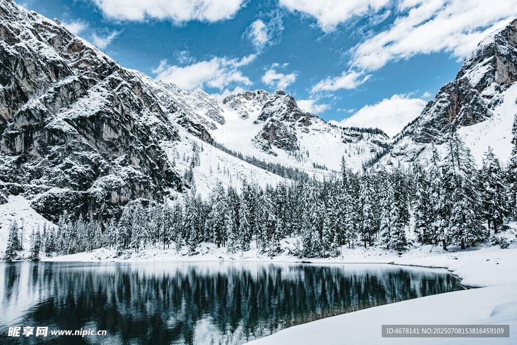 冬日雪山湖泊美景