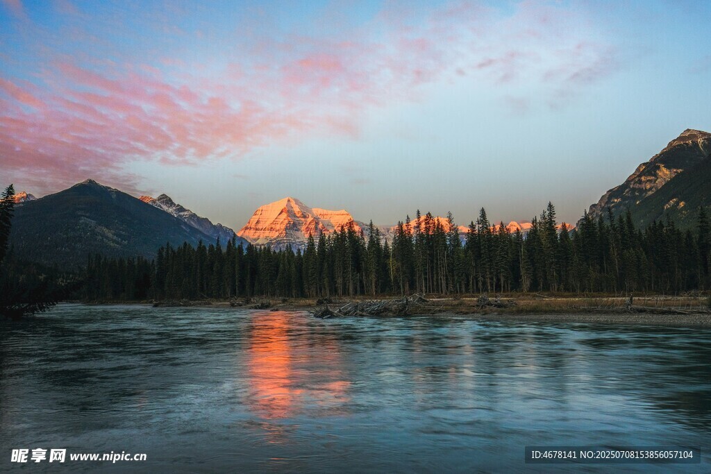 湖畔晨曦中的壮丽山景