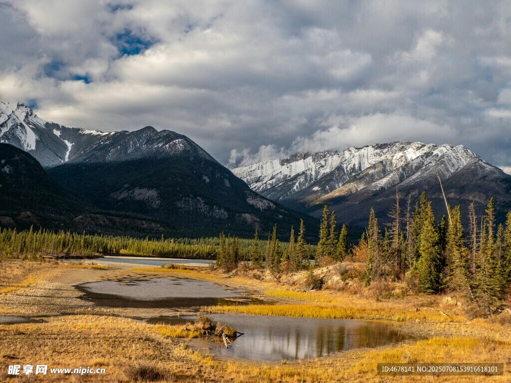 山间湖畔秋景