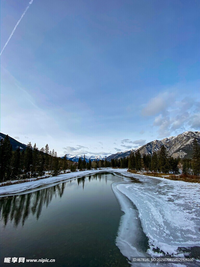 冬日冰河与远山美景