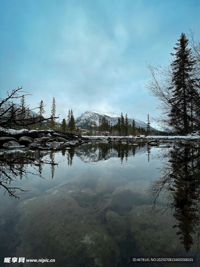 宁静湖畔雪景与树木倒影