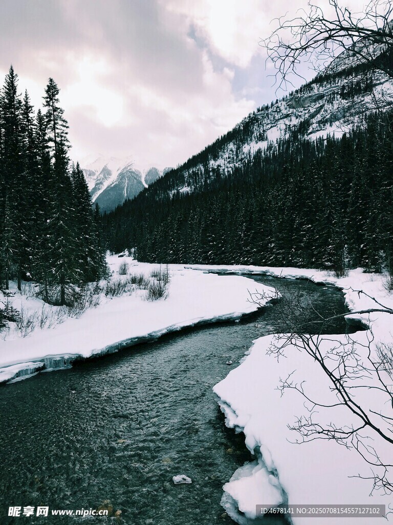 冬日雪覆溪流山林美景