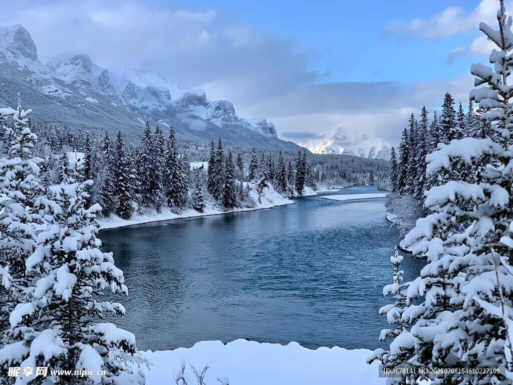 冬日雪景中的静谧河流