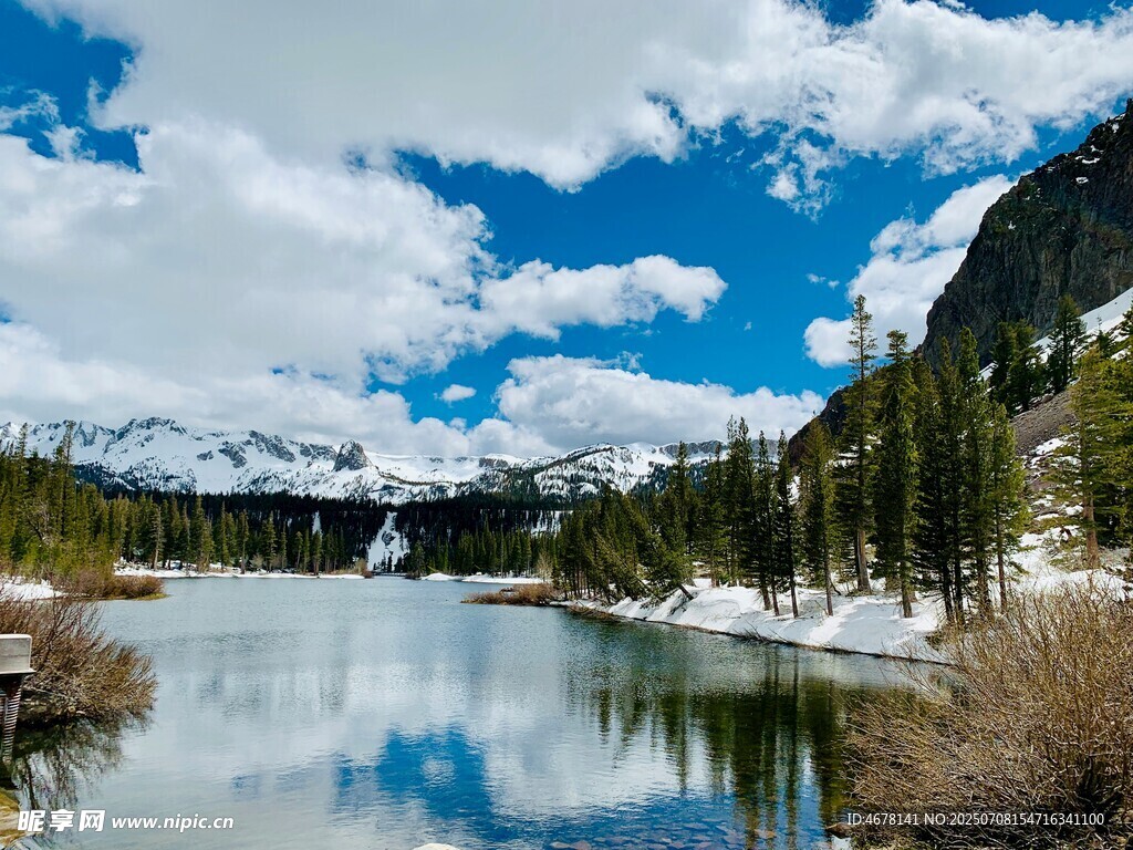 山间静谧湖泊美景