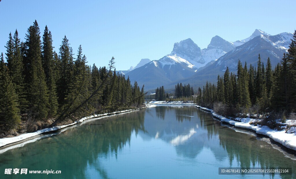 宁静河谷中的山水森林美景