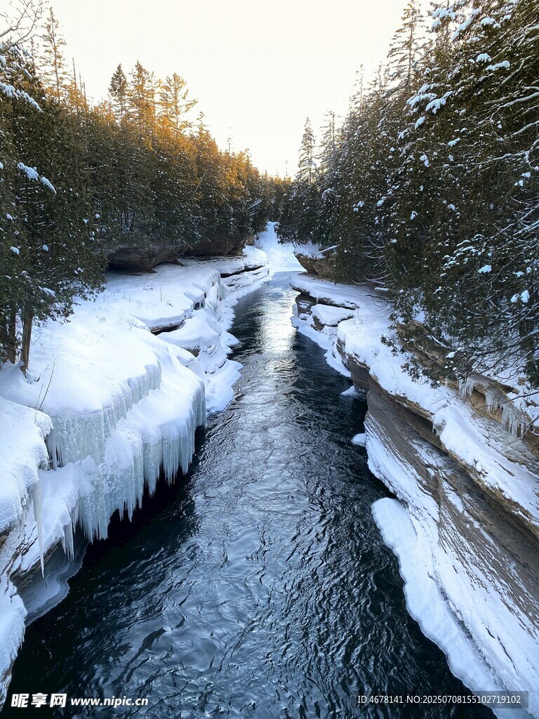 冬日冰封溪流雪景
