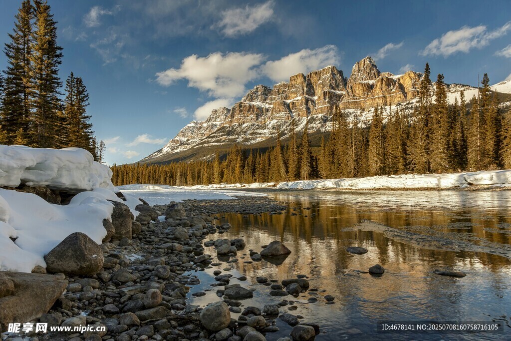 雪山湖畔美景