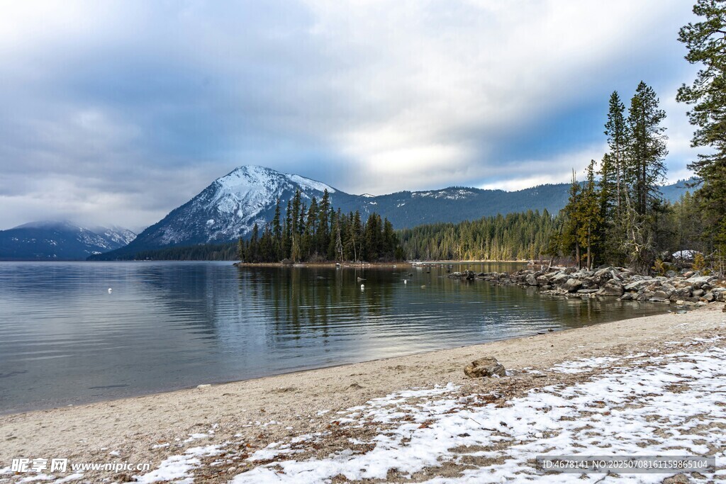 湖畔雪山美景