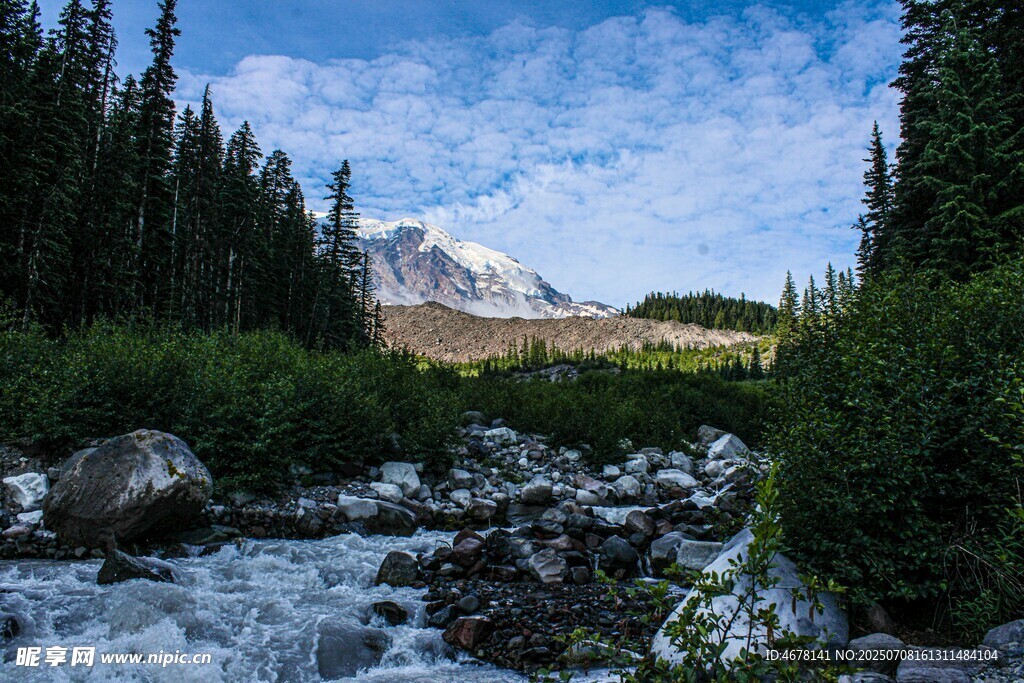 山间溪流与远处雪山美景