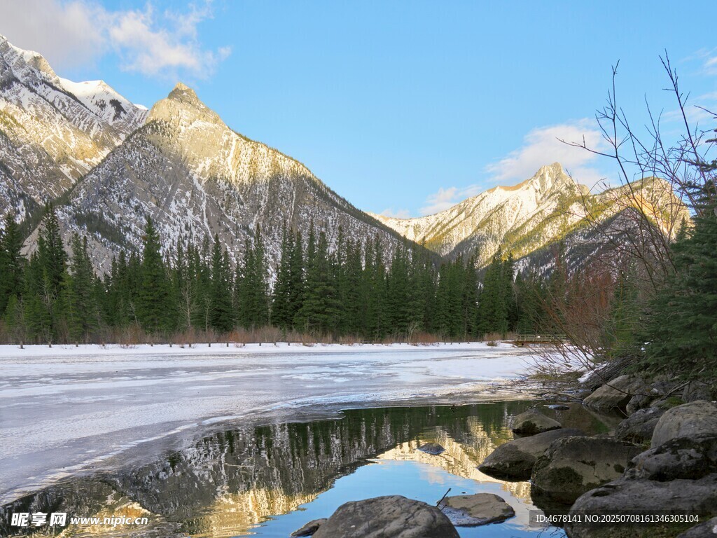 山间冰封湖泊壮丽美景