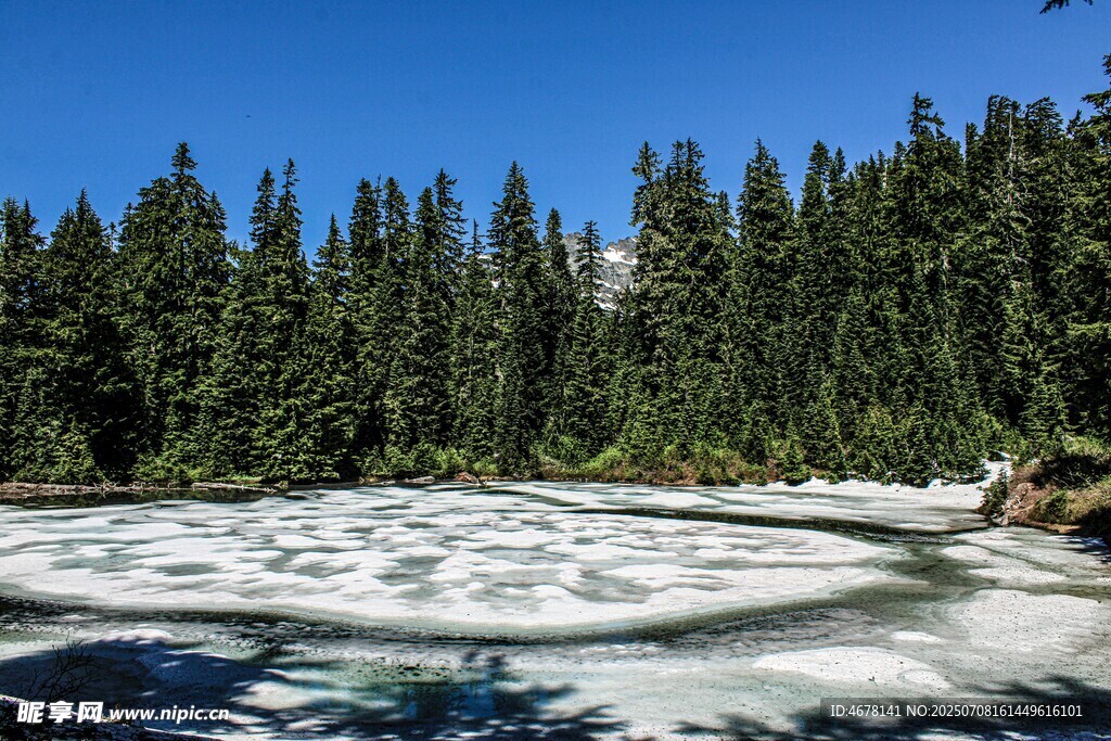 山林间的冰雪溪流景观