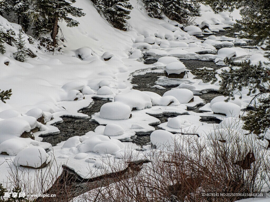 雪覆溪流中的嶙峋石块