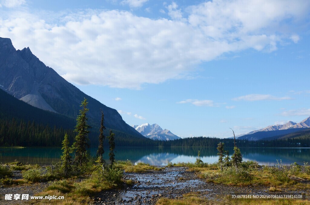 湖畔山林美景
