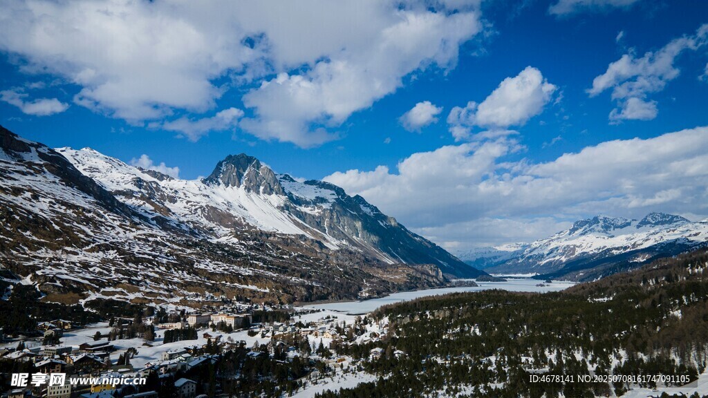 雪山蓝天壮丽自然景观