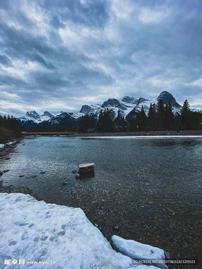 冬日湖畔雪景