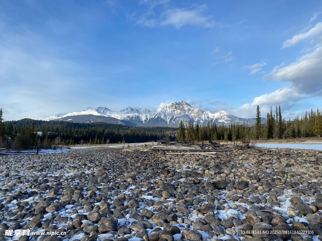 雪覆旷野与远处山峦美景
