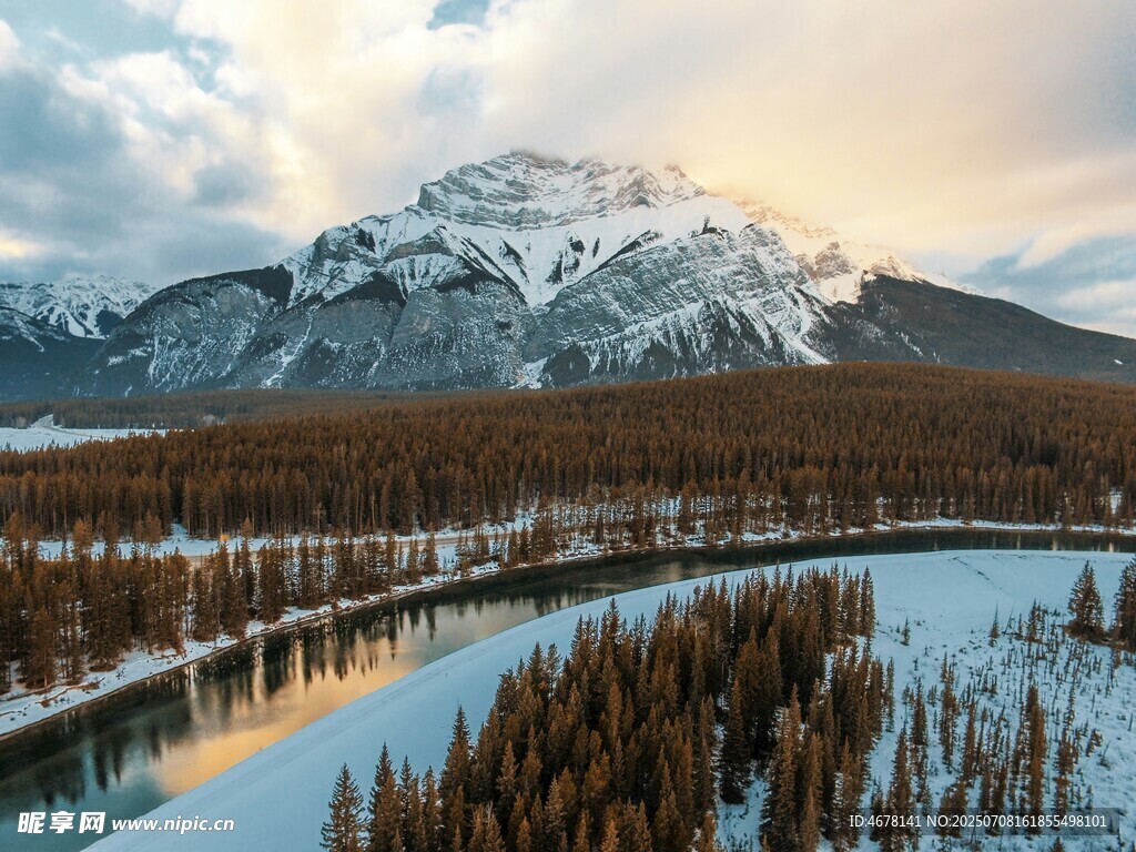 雪山下的冬日河谷美景