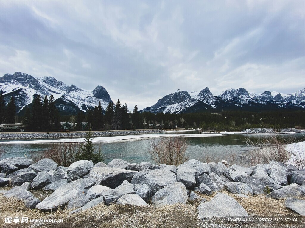 湖畔山石与远处雪山美景