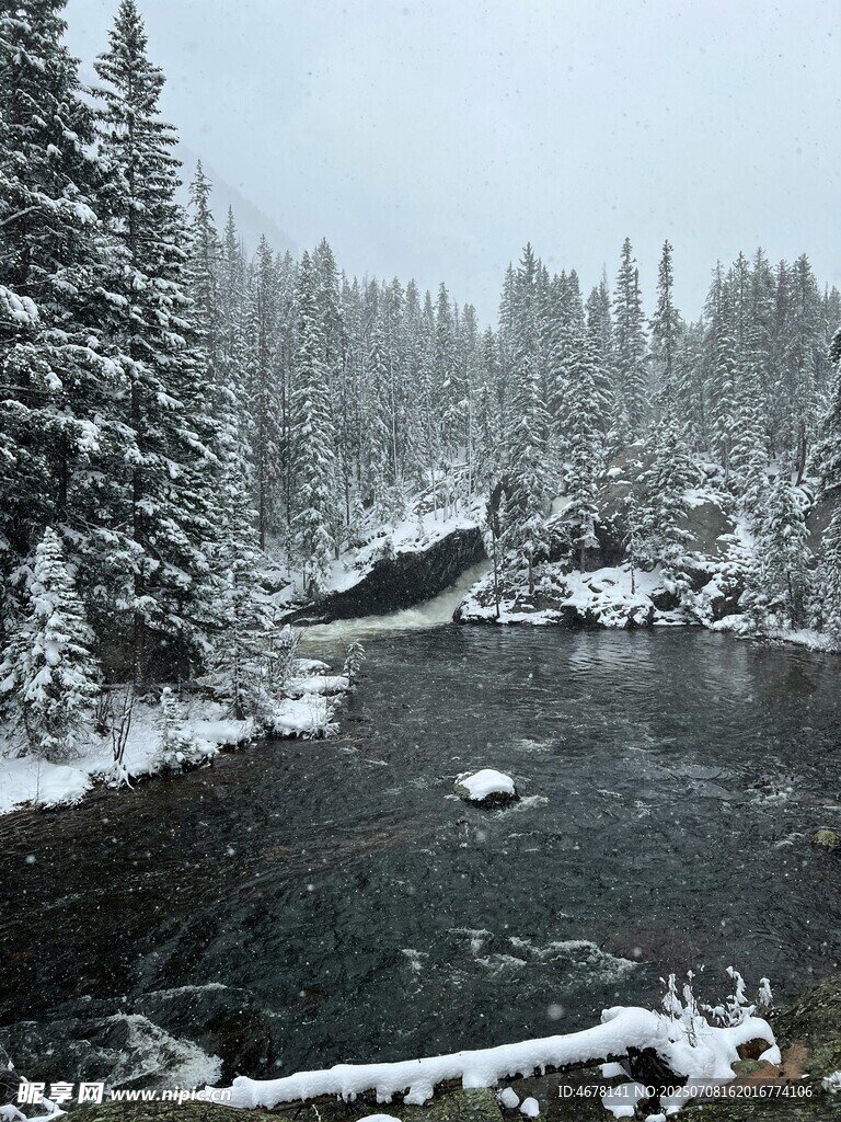 冬日雪景中的静谧河流