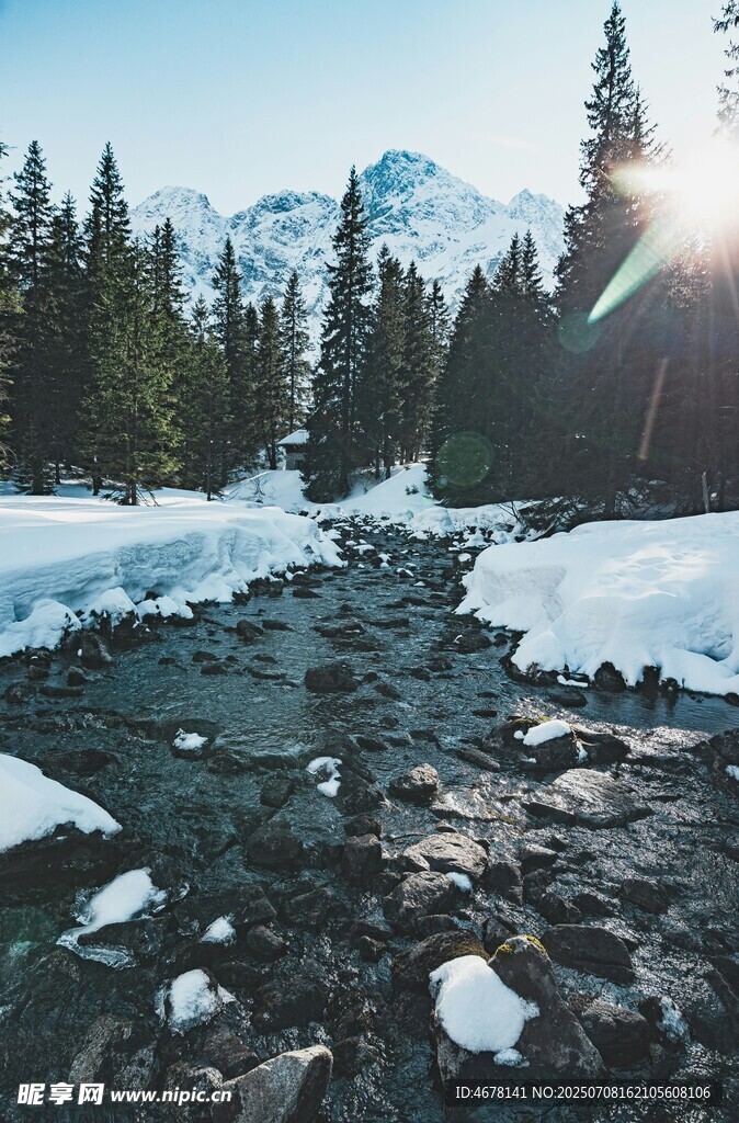 山间溪流雪景阳光洒落