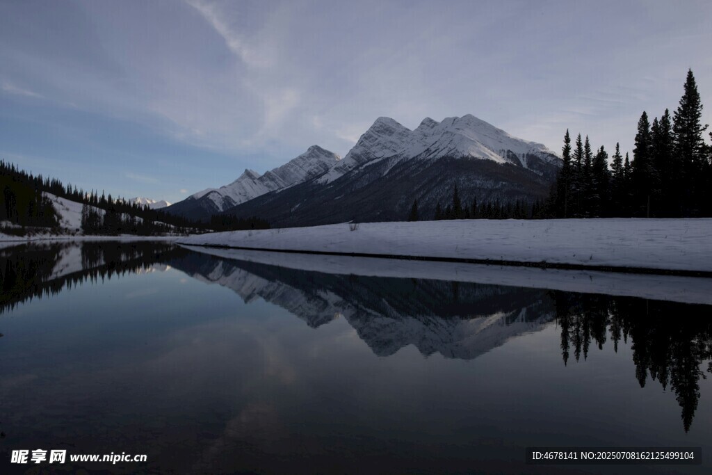 宁静湖景中的雪山森林倒影