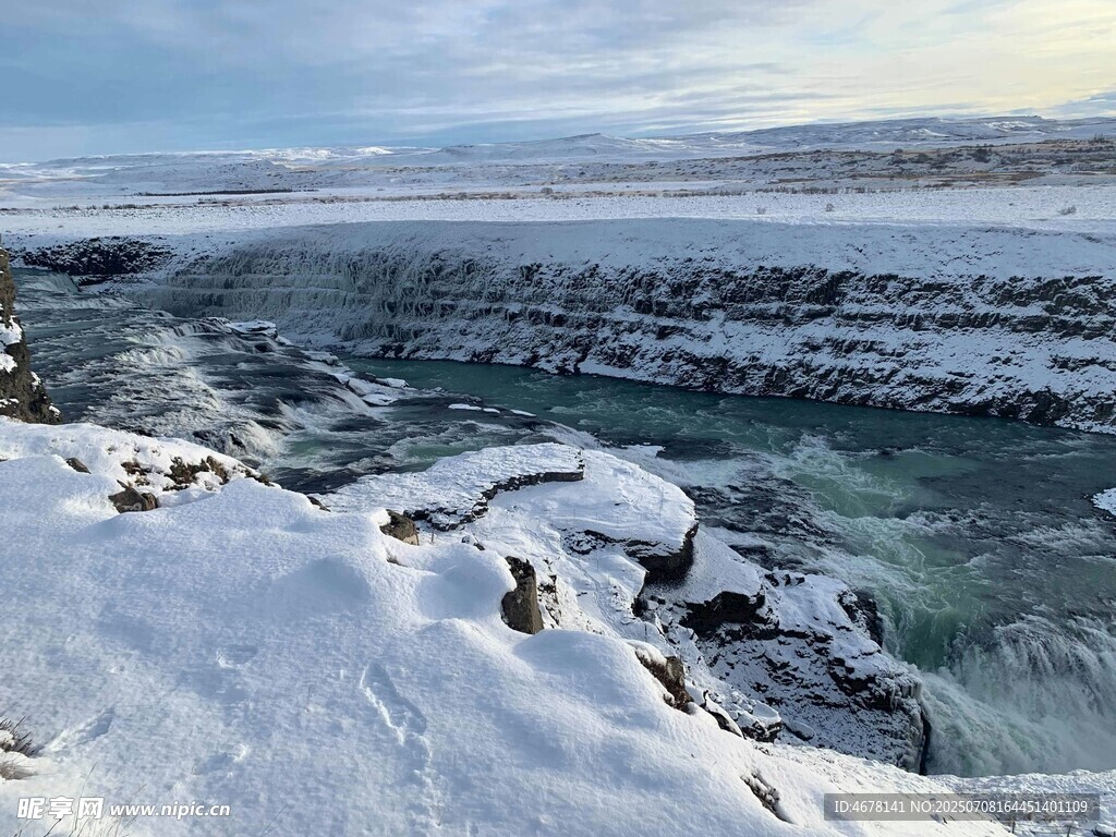 冰岛雪景中的湍急河流