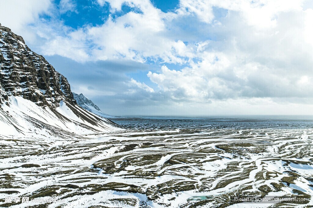 雪山下的广袤冰雪地貌