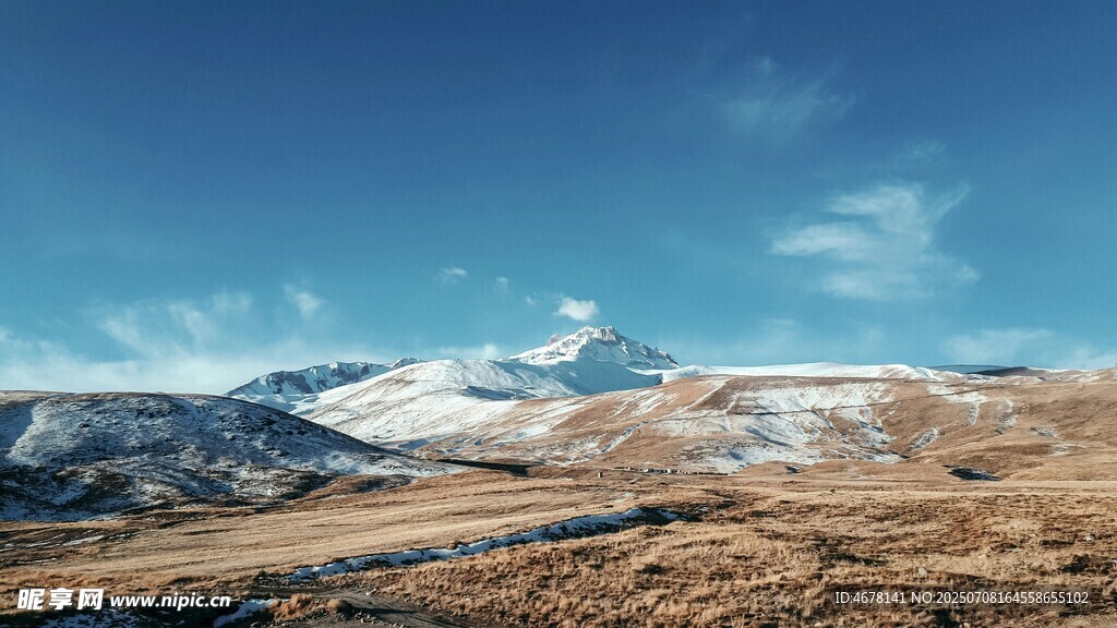 雪山下的开阔原野风光