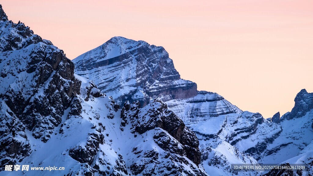 雪山壮丽景色