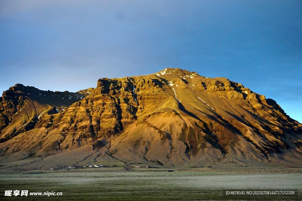 壮丽山景夕阳下的金色山峦