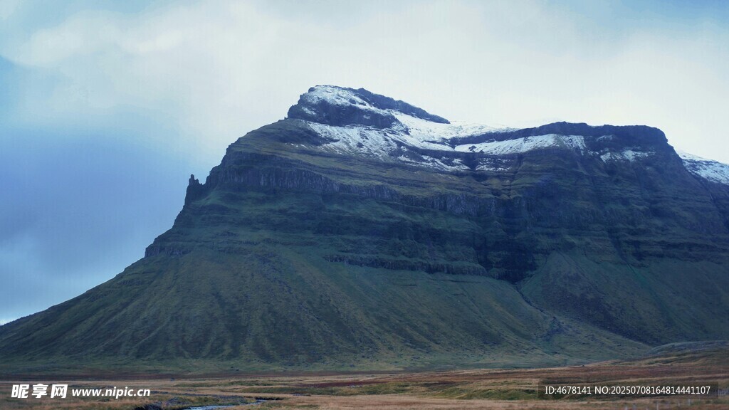 巍峨雪山下的壮丽山峰