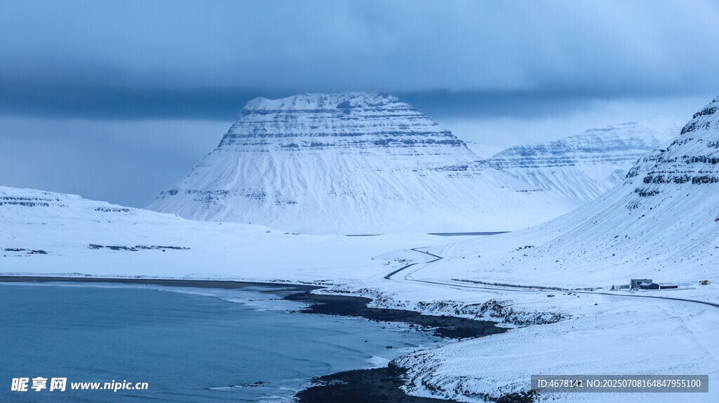 冰雪覆盖的海岸壮丽景观