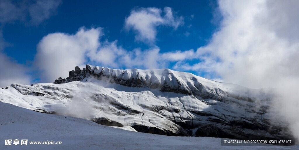 雪山蓝天壮丽自然景观